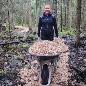 Valopolku 2022, Tohloppi, Tampere - kuva valopolulta 04 - Talkoot etenee ja valopolku valmistuu