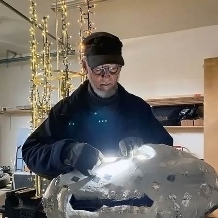 Taiteilija Olavi Laine työstää valoteosta. Valopolku 2023, Tohloppi, Tampere